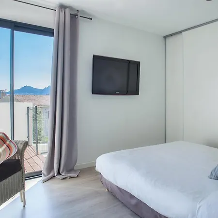 Villa Avec Piscine Chauffée Et Vue Proche Centre Et De