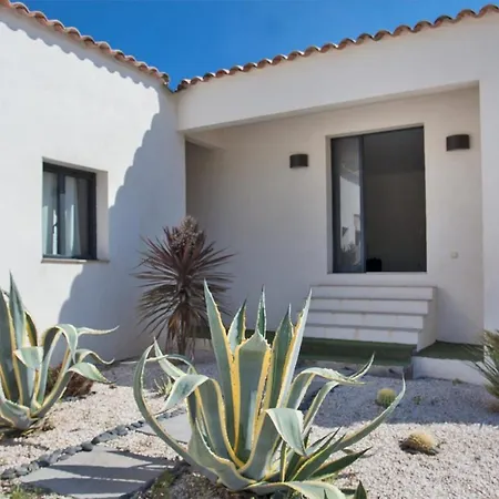Avec Piscine Chauffée Et Vue Proche Centre Et De *