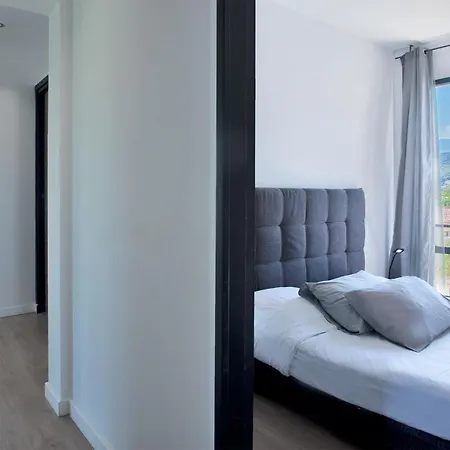 Avec Piscine Chauffée Et Vue Proche Centre Et De